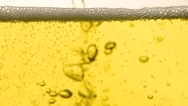 Chiudi versando acqua gassata con bolle in vetro
 - Filmati, video