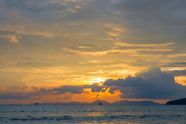 приголомшливе небо заходу сонця над морем під час заходу сонця
 - Фото, зображення