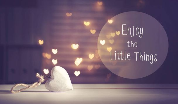 Enjoy The Little Things message with a white heart - Foto, Bild