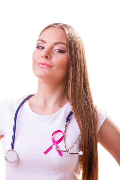 Femme avec ruban rose aide symbole et stéthoscope sur la poitrine
. - Photo, image