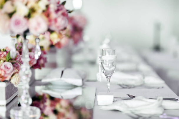 Beautiful wedding table arrangement - Foto, Bild
