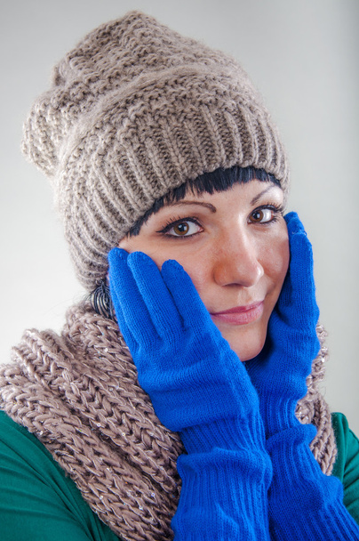 κοπέλα φορώντας καπέλο και γάντια - Φωτογραφία, εικόνα
