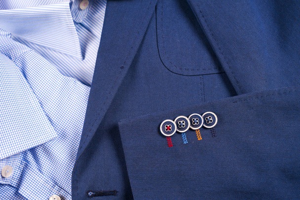 Set klassischer Herrenbekleidung - blauer Anzug, Hemden, braune Schuhe, Gürtel und Krawatte auf Holzgrund. - Foto, Bild