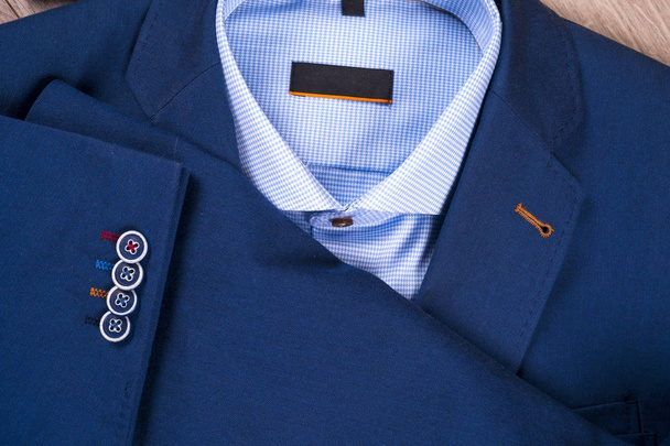 készlet klasszikus férfi ruhák - kék öltöny, ingek, barna cipő, öv és nyakkendő fa háttér. - Fotó, kép