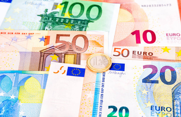 ユーロ通貨紙幣の上に横たわる 1 ユーロのコインします。 - 写真・画像