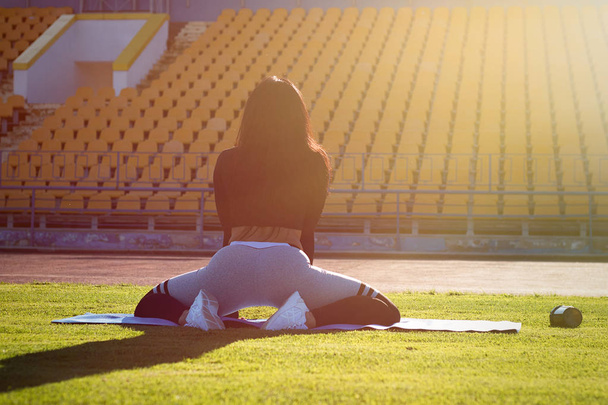 фітнес дівчина на стадіоні, спортивні жінки в спортивному костюмі, робити вправи
 - Фото, зображення