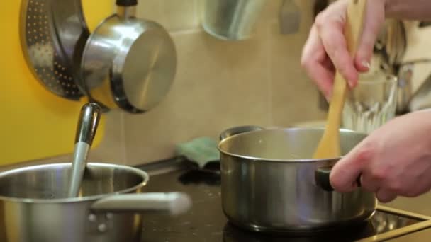 Míchání jídlo v pánvi při vaření - Záběry, video