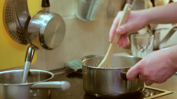 Míchání jídlo v pánvi při vaření - Záběry, video