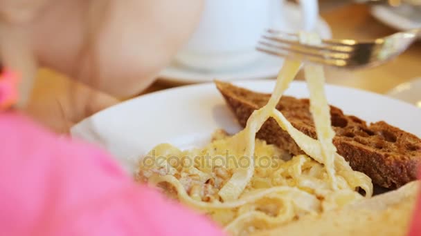 Small girl is eating pasta - Filmmaterial, Video