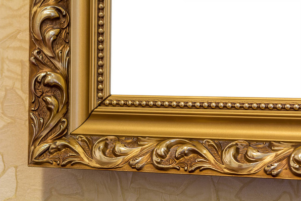 Частина орнаментальної, золотистої кольорової різьбленої дзеркальної рамки в стародавньому
  - Фото, зображення