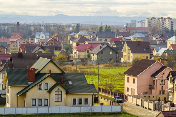 Luftaufnahme einer Wohngegend mit modernen Häusern in Iwano-Fran - Foto, Bild