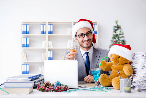 Nuori liikemies juhlii joulua toimistossa - Valokuva, kuva