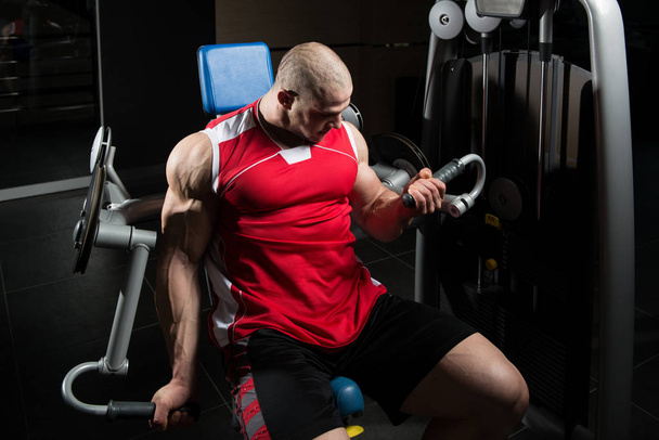 Bodybuilder Doing Heavy Weight Exercise For Biceps - Foto, imagen