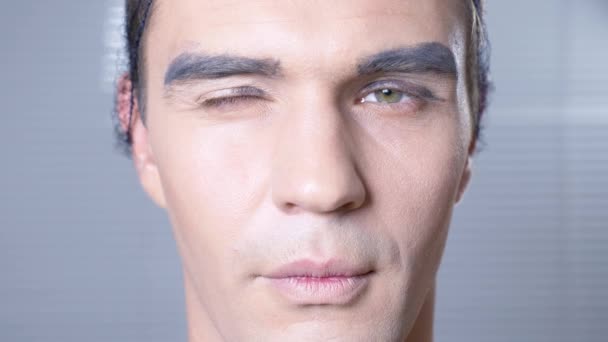 Parodie make-upu. mladý muž dělá sám transsexuál mencup. 4k, pomalý pohyb. - Záběry, video