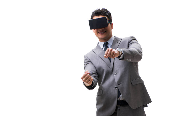 Uomo d'affari che indossa occhiali VR realtà virtuale isolati su bianco - Foto, immagini