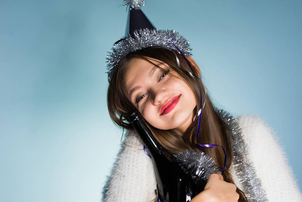 funny drunk girl celebrates the new year 2018. holds a bottle of champagne in her hands - Fotografie, Obrázek