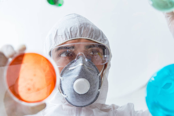 Kemisti työskentelee laboratoriossa vaarallisten kemikaalien kanssa - Valokuva, kuva