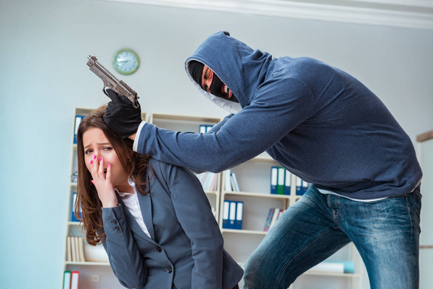 Преступник берёт в заложницы бизнесвумен - Фото, изображение