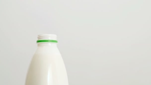 woman twist off bottle cap pour milk dairy vitamin - Imágenes, Vídeo
