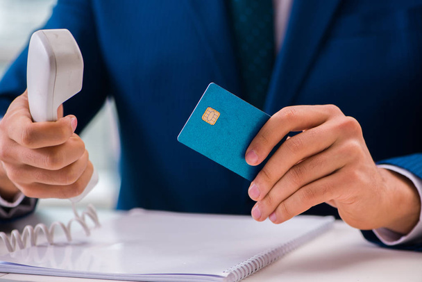 Hombre pagando con tarjeta de crédito en línea - Foto, Imagen