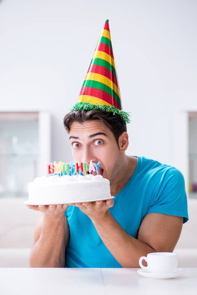 Mladý muž slaví narozeniny sám doma - Fotografie, Obrázek