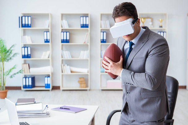 Empresário jogando futebol realidade virtual no escritório com VR g - Foto, Imagem