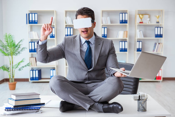 仮想現実のビジネスマン机の上で瞑想VRメガネ - 写真・画像