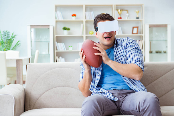 Homem vestindo óculos de realidade virtual VR assistindo futebol americano - Foto, Imagem