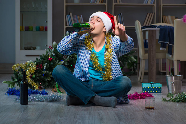 Мужчина празднует Рождество дома один - Фото, изображение