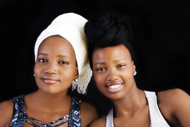 Dos atractivas mujeres afroamericanas jóvenes Retrato
  - Foto, imagen