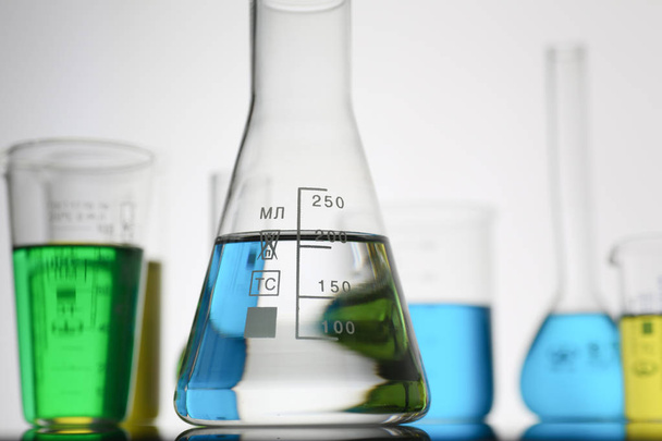 Лампочка химической промышленности с голубым пурпурным
 - Фото, изображение