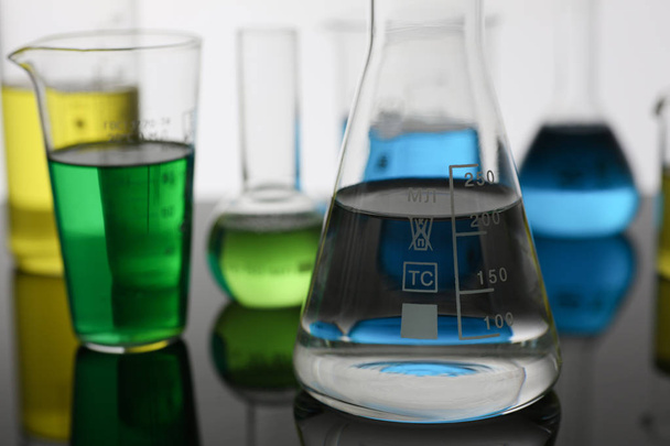 bulbo da indústria química com magenta azul
 - Foto, Imagem