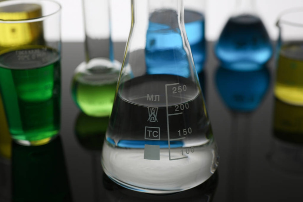 Kimya endüstrisi ampul mavi kırmızı ile - Fotoğraf, Görsel