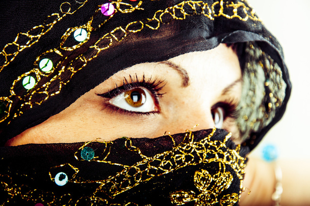 Muslim girl in studio - Foto, imagen