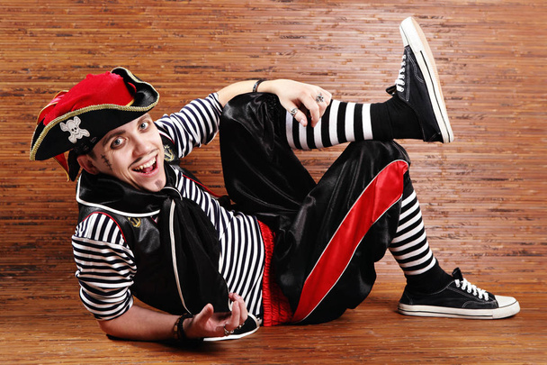Schauspieler im Piratenanzug liegt auf dem Boden - Foto, Bild