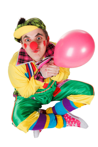 Clown mit Luftballon in der Hand, isoliert auf weißem Hintergrund - Foto, Bild