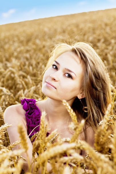 Portret van vrouw in gouden tarweveld - Foto, afbeelding