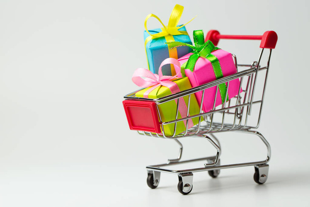 Multiple colors gifts in a shopping cart - Foto, Imagem