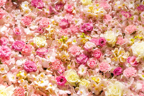 Смешанная цветочная композиция, разноцветные букеты цветов
 - Фото, изображение