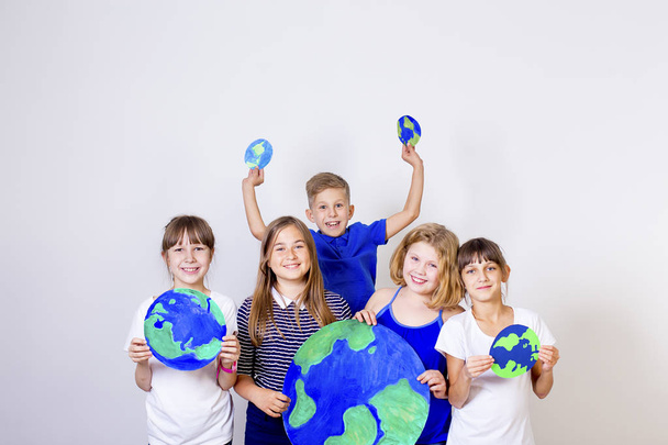 Kids with a globe - Foto, afbeelding