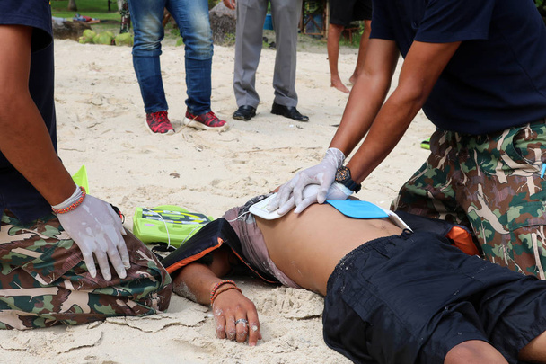 Formazione di soccorso CPR e AED in spiaggia
 - Foto, immagini