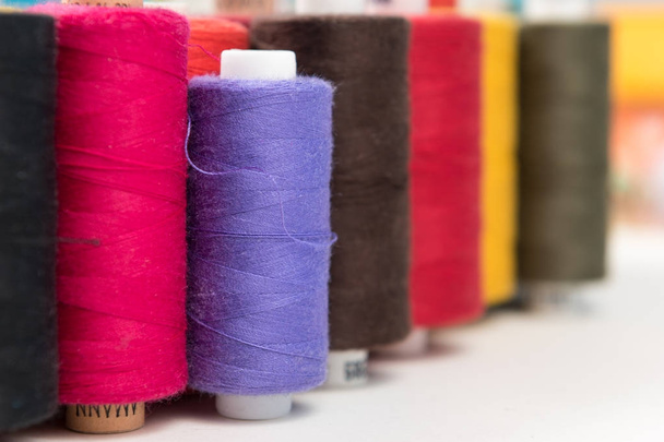 Ensemble de bobines de fil de couleur de couture debout. Matériel sur mesure, fond textile ou papier peint
 - Photo, image