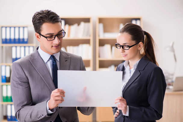 Businessman and businesswoman having discussion in office - Foto, imagen