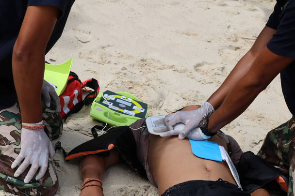 Elvytys ja AED rannalla, pelastuskoulutus ja ensiapu
 - Valokuva, kuva
