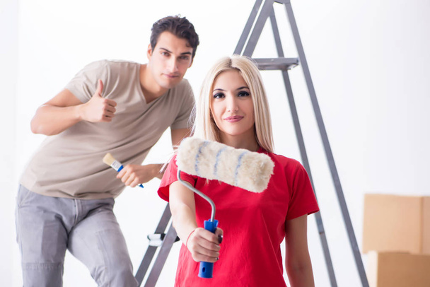 Junge Familie erledigt Malerarbeiten bei Renovierung ihres Hauses - Foto, Bild