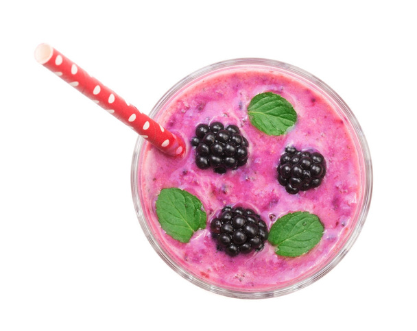 BlackBerry yoghurt of smoothie met munt laat geïsoleerd op witte achtergrond. Bovenaanzicht. Gezond eten - Foto, afbeelding