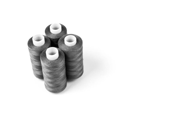 Черно-белые нитки на белом фоне. Набор ниток для шитья, текстильные обои
 - Фото, изображение