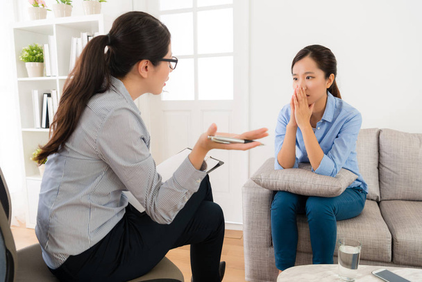 psychologist doctor talking with her patient - Zdjęcie, obraz