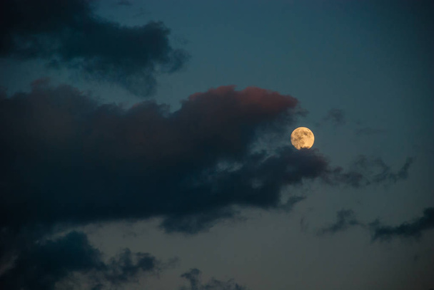 Mroczne niebo z księżyca. Pełnia księżyca - Zdjęcie, obraz