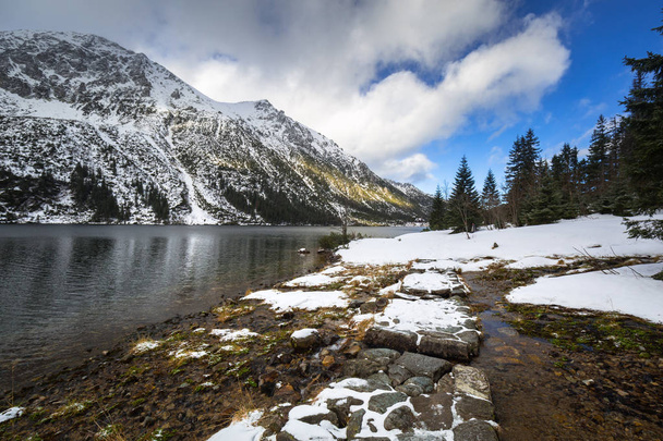 Hermoso invierno en el lago Eye of the Sea en las montañas de Tatra, Polonia
 - Foto, imagen